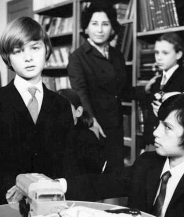 <p><b>MERCK</b></p>    Siyah- beyaz Yeilam filmlerinde kimi zaman sokaklarda yankesicilik yapt, kimi zaman Filiz Akn ablasna elinde darbukasyla elik eden bir ingene oldu. Bazen de Ediz Huna 'size baba diyebilir miyim amca' deyip mavi gzlerinden boncuk gibi yalar aktt.