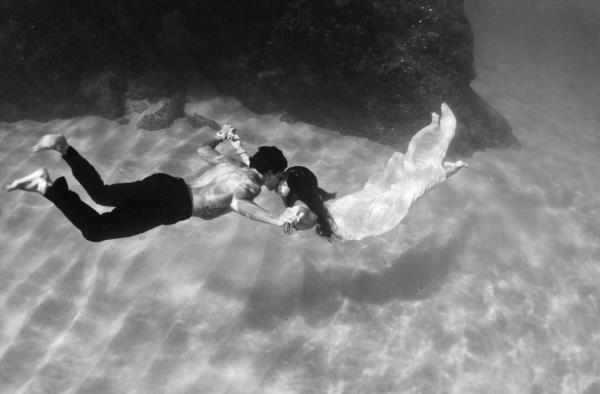 Gelinliinizden vazgemeye hazr msnz? te yeni moda dn fotoraflar ve 'trash dress' denen yeni akmn en arpc grselleri.