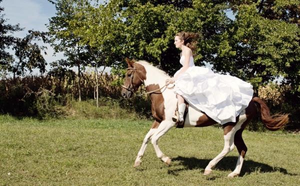 Gelinliinizden vazgemeye hazr msnz? te yeni moda dn fotoraflar ve 'trash dress' denen yeni akmn en arpc grselleri.