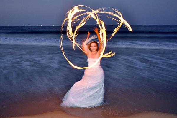 Gelinliinizden vazgemeye hazr msnz? te yeni moda dn fotoraflar ve 'trash dress' denen yeni akmn en arpc grselleri.