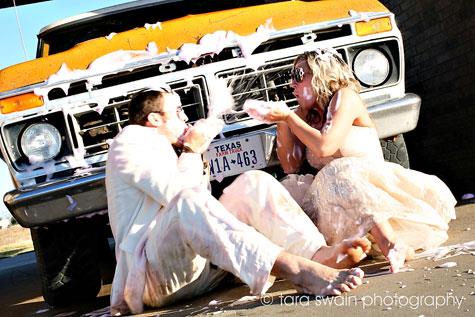 Gelinliinizden vazgemeye hazr msnz? te yeni moda dn fotoraflar ve 'trash dress' denen yeni akmn en arpc grselleri.