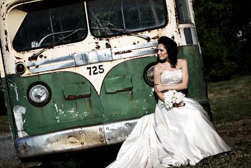 Gelinliinizden vazgemeye hazr msnz? te yeni moda dn fotoraflar ve 'trash dress' denen yeni akmn en arpc grselleri.