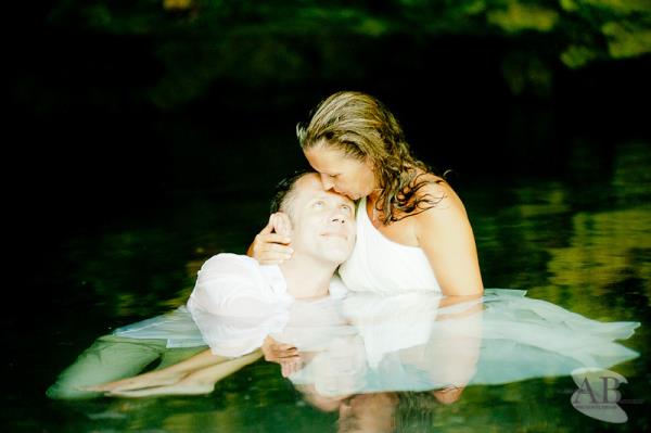 Gelinliinizden vazgemeye hazr msnz? te yeni moda dn fotoraflar ve 'trash dress' denen yeni akmn en arpc grselleri.