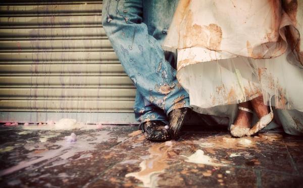 Gelinliinizden vazgemeye hazr msnz? te yeni moda dn fotoraflar ve 'trash dress' denen yeni akmn en arpc grselleri.