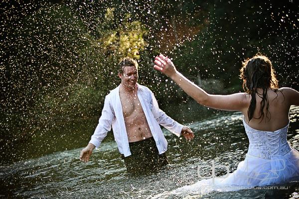 Gelinliinizden vazgemeye hazr msnz? te yeni moda dn fotoraflar ve 'trash dress' denen yeni akmn en arpc grselleri.