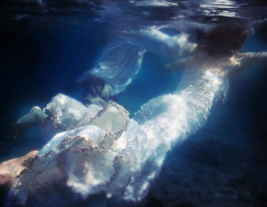 Gelinliinizden vazgemeye hazr msnz? te yeni moda dn fotoraflar ve 'trash dress' denen yeni akmn en arpc grselleri.