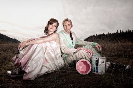 Gelinliinizden vazgemeye hazr msnz? te yeni moda dn fotoraflar ve 'trash dress' denen yeni akmn en arpc grselleri.