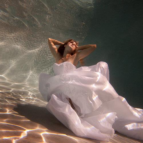 Gelinliinizden vazgemeye hazr msnz? te yeni moda dn fotoraflar ve 'trash dress' denen yeni akmn en arpc grselleri.