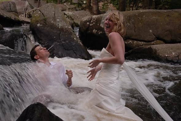 Gelinliinizden vazgemeye hazr msnz? te yeni moda dn fotoraflar ve 'trash dress' denen yeni akmn en arpc grselleri.