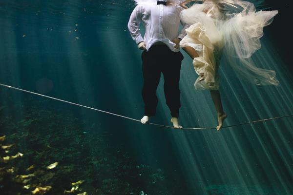 Gelinliinizden vazgemeye hazr msnz? te yeni moda dn fotoraflar ve 'trash dress' denen yeni akmn en arpc grselleri.