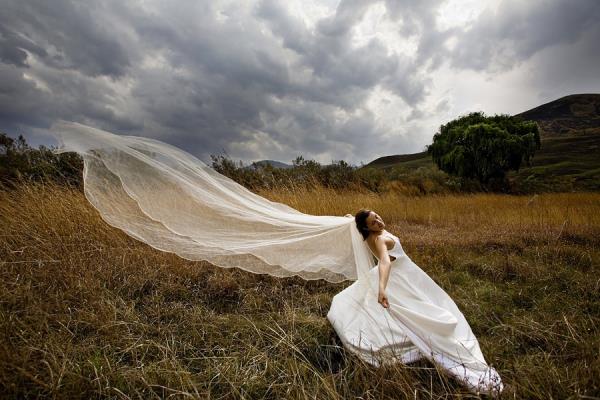 Gelinliinizden vazgemeye hazr msnz? te yeni moda dn fotoraflar ve 'trash dress' denen yeni akmn en arpc grselleri.