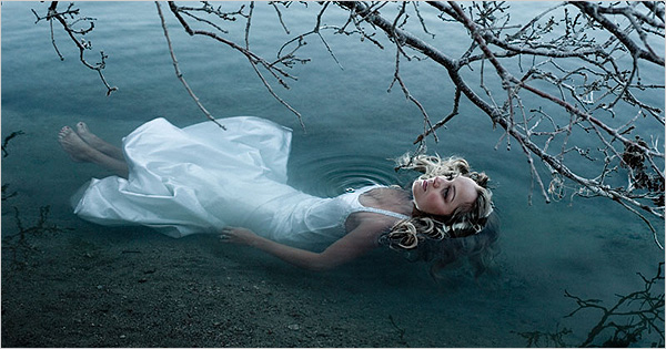 Gelinliinizden vazgemeye hazr msnz? te yeni moda dn fotoraflar ve 'trash dress' denen yeni akmn en arpc grselleri.