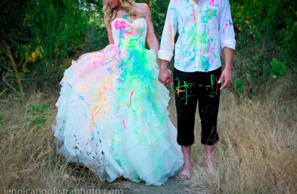 Gelinliinizden vazgemeye hazr msnz? te yeni moda dn fotoraflar ve 'trash dress' denen yeni akmn en arpc grselleri.