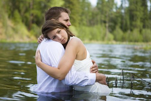 Gelinliinizden vazgemeye hazr msnz? te yeni moda dn fotoraflar ve 'trash dress' denen yeni akmn en arpc grselleri.