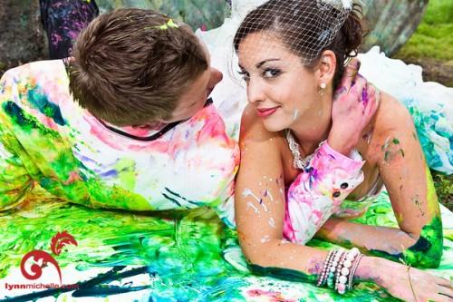 Gelinliinizden vazgemeye hazr msnz? te yeni moda dn fotoraflar ve 'trash dress' denen yeni akmn en arpc grselleri.