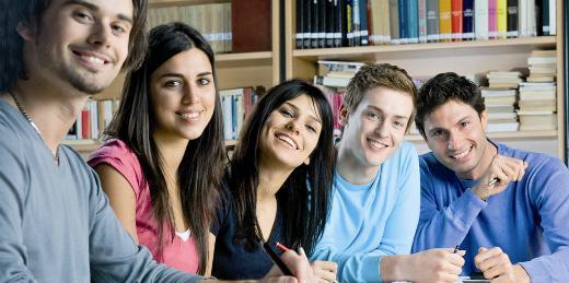  hayatna bir adm nce balamak isteyen niversiteliler ve mezunlar iin ABD?den Avrupa lkelerine birok lkede burslu eitim imkanlar sunuluyor. Yllk 35 bin, aylk 600 dolara kadar ulaan burs imkanlarna seyahat, yemek, konaklama, vize masraflar da dahil.