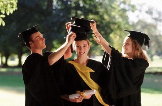 <p><b>Eitim, kayt, har, yemek, konaklama dahil</b></p>    Avrupa Birlii Bakanl tarafndan, akademik adan baarl olan ve Avrupa Birlii alannda yksek lisans yapmak isteyen rencilere 2014-2015 akademik yl iin Avrupa Koleji'nde burs imkan salanyor. Program kapsamnda burs verilecek renciler, 2014-2015 akademik ylnda Avrupa Koleji'nde bir yllk yksek lisans eitimi grmeye hak kazanacak. Bursiyerlerin kolejin Bruges veya Natolin kampuslarnda, Avrupa Disiplinleraras almalar, AB Uluslararas likiler ve Diplomasi almalar, Avrupa Kamu Ynetimi ve Siyaset Bilimi almalar, Avrupa Ekonomik almalar ve Avrupa Hukuku almalar programlarndan birinde renim grmeleri salanyor. Eitim, kayt, har, yemek, konaklama ve okul gezisi giderlerini kapsayan bursa son bavuru tarihi ise 17 Ocak 2014.   <p>Bavuru artlar ve dier bilgiler iin www.coleurope.eu veya avrupakoleji@ab.gov.tr adresinden renilebilir.</p>