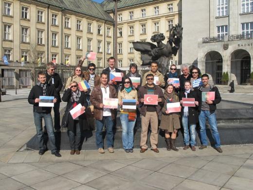 <p><b>Seyahat ve vize karlanyor</b></p>    AB Genlik Program Eitim ve  Birlii Plan (TCP) bnyesinde ise Romanya'da 8-16 ubat 2014 tarihleri arasnda "Experiential Learning ? A Way For Change" Grundtvig Program dzenleniyor. Okur yazarlk konusunda yeni uygulama metotlarn tantmak ve tartmak amacyla dzenlenen etkinlie katlmak isteyenler iin son bavuru tarihi 17 Ocak 2014. Bavurusu kabul edilen katlmclarn seyahat, vize ve seyahat sigortas masraflarnn tamam kendileri ile yaplacak szlemeler dorultusunda karlanyor.  <p> https://www.salto-youth.net adresinde.</p>