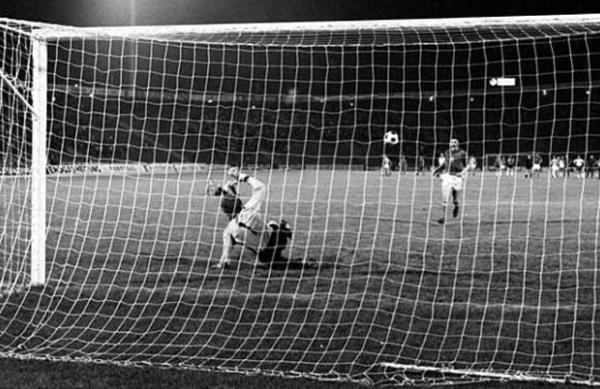 'Byle bir penalt kullanmak iin birinin ya dhi ya da lgn olmas gerekir.' Pele. (Antonin Panenkann att Panenka Penalts zerine)