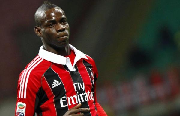 Muhabir: 'Barcelonada oynamak ister misin?'   <p>Balotelli: 'Hayr, ben kzlarla futbol oynamam.'</p>