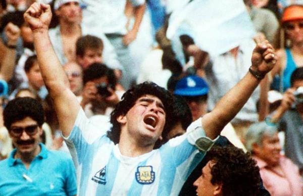 'En iyi futbolcu benim. Messi, Milan manda topu bile gremedi. Peleyse yanl haplar ald iin her zaman aptalca konuuyor.' Maradona.