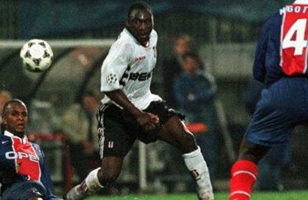 Muhabir: 'Hkmet yetkililerinin futbola ilgili olmas konusunda ne dnyorsunuz?'   <p>Amokachi: 'ok normal, ikimiz de trbnlere oynuyoruz'</p>