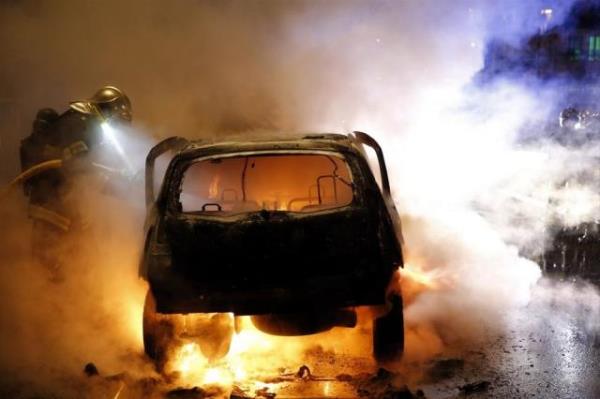 Fransa'nn Lille ehrinde gerekleen yeni yl kutlamalar srasnda bir otomobil alev ald. Yangn, itfaiyecilerin youn abasyla sndrld. Fransa