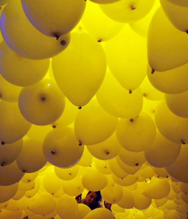 Sao Paulo'da bir kadn, yeni yl kutlamalar srasnda gkyzne braklacak olan balonlar dzenliyor. Brezilya