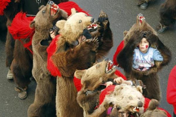 Comanesti kasabasnda yeni yl karlamaya hazrlanan ay kostm giymi danslar, ans getireceine inanlan "ay dans"n sergiliyorlar. Romanya