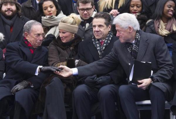 New York ehrinin yeni Belediye Bakan Bill de Blasio'nun yemin treni srasnda eski ABD Bakan Bill Clinton, 12 yllk iktidar sona eren New York Belediye Bakan Michael Bloomberg'i selamlarken grntleniyor. ABD