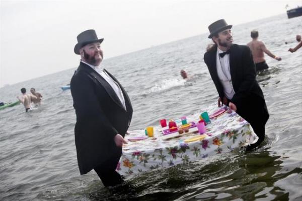 New York`ta 1903 ylndan bu yana devam eden gelenei yaatmak isteyen yaklak 2 bin 500 kii, yln ilk gnnde sfrn altna den souk havaya aldr etmeden mayo ve kostmlerle Atlantik Okyanusu`na girdi. ABD