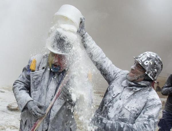 Askeri kostmler giymi iki adam, 200 yllk bir gelenein devam olan "Enfarinats"? savanda birbirlerine un ile saldryor. "Enfarinats" savanda un ile birlikte yumurta ve maytap da kullanlyor. spanya