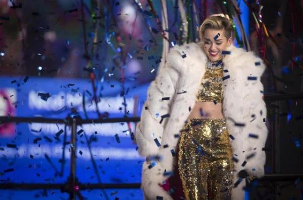 Her yapt olay olan son gnlerin popler arkcs Miley Cyrus, ylba gecesi Times Meydan?nda toplanan hayranlarna verdii konserle unutulmaz bir gece yaatt. ABD