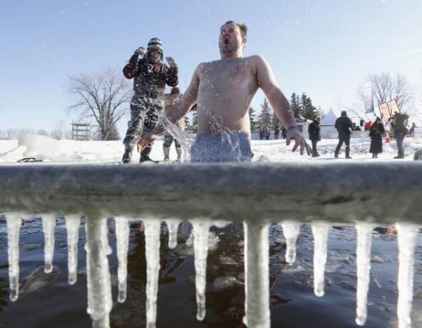 Kanada'nn Ottawa ehrinde dzenlenen ?Kutup Ays Dal? etkinlii srasnda bir adam, buz gibi suya daln gerekletiriyor. Kanada