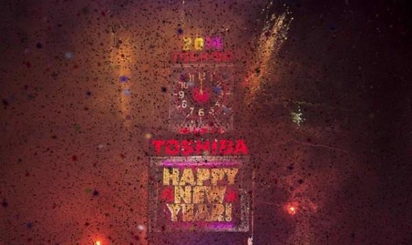 ABD`nin New York kenti yeni yla, Times meydannda gerekletirilen geleneksel kristal kre indirme treniyle girdi. nl Times Meydan`n dolduran yaklak bir milyon kii yeni yla, havai fiek gsterileri, konfeti yamuru ve 1904 ylndan bu yana her yl gerekletirilen kristal kre indirme treni ile `merhaba` dedi. ABD