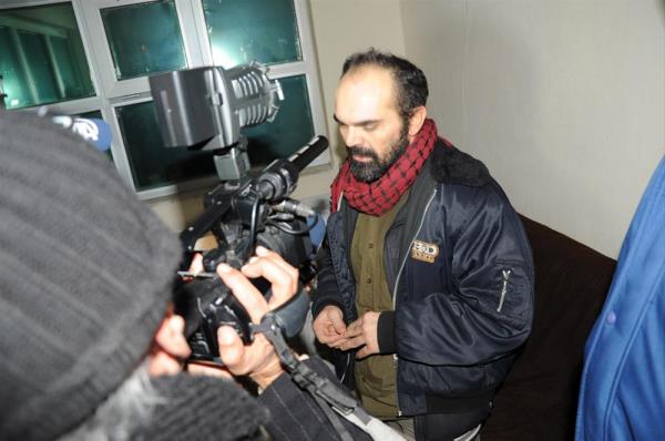 Beni karan El Kaide'ye bal Irak am slam Devleti rgt. Dilerinin devreye girmesiyle zgr Suriye Ordusu zellikle benim tutulduum evin bodrumunda eve ynelik byk bir bask yapt. Beni onlar kurtard. Yani beni onlar serbest brakmad, zgr Suriye Ordusu beni tutanlar da hatta esir ald. zgr Suriye Ordusu'nun Trkiye'de Ehraru' am diye bilinen birimi, bugn beni kurtard, onlar da esir aldlar."