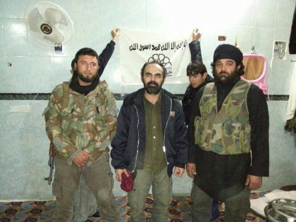 Karld Suriye'den kurtarlan Milliyet gazetesi foto muhabiri Bnyamin Aygn, Cilvegz Snr Kaps'nda gazetecilere yapt aklamada, srail casusu olmakla sulandn, yaklak 20 gnnn elleri kelepeli ve gzleri bal halde sorguda getiini belirtti.