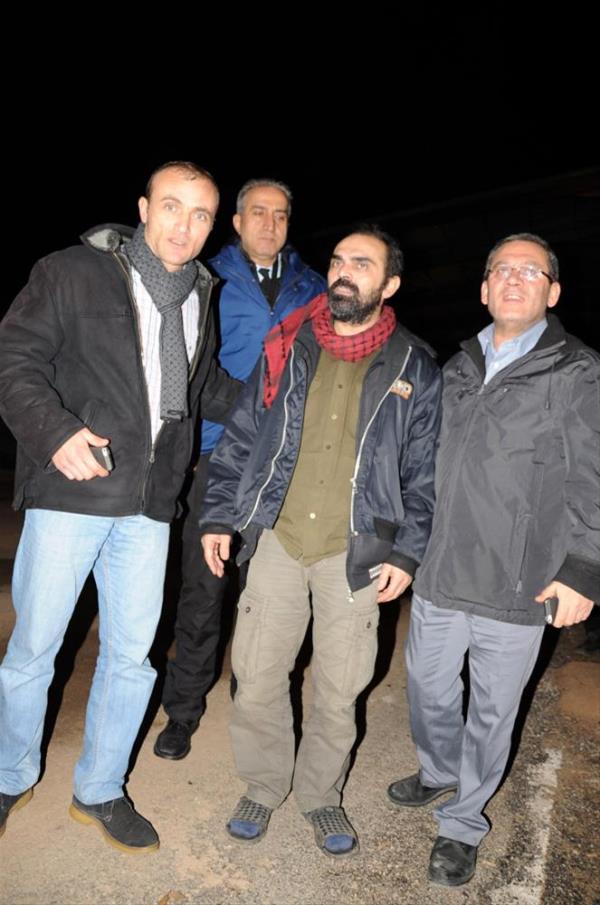 <p>Aygn: Beni zgr Suriye Ordusu kurtard</p>  <p>"En son kaldmz yerde de yaklak 3-4 gndr atmalar devam ediyordu ve her an bizim oraya da bomba decek diye dnyordum. atmalar burnumuzun dibindeydi. Ama saolsunlar Sayn Babakan'n talimatyla Dilerinin de devreye girmesiyle, meslek rgtleri ve sivil toplum rgtlerinin de devreye girmesiyle zellikle HH nsani Yardm Vakf'n, Trkiye Foto Muhabirleri, Gazeteciler Cemiyetini es gememek lazm, bunlarn her att adm bana orada biraz daha iyi davranmalarn salyordu.</p>