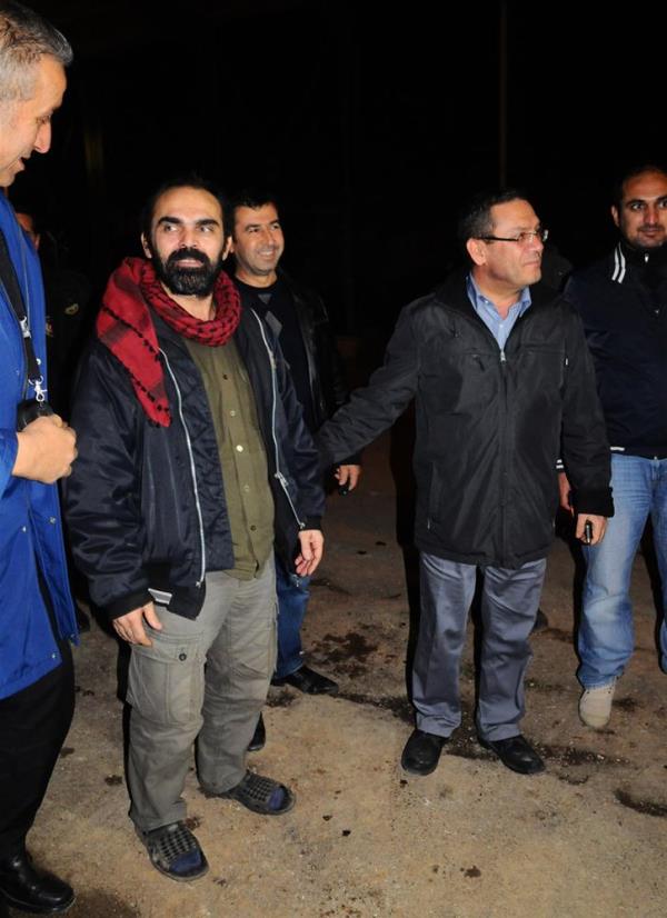 Karld Suriye'den kurtarlan Milliyet gazetesi foto muhabiri Bnyamin Aygn, Cilvegz Snr Kaps'nda gazetecilere yapt aklamada, srail casusu olmakla sulandn, yaklak 20 gnnn elleri kelepeli ve gzleri bal halde sorguda getiini belirtti.