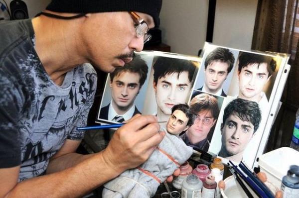 Noel Cruz'un elinden kan bu mthi oyuncaklar eBay'da 120 dolardan balayan fiyatlarla satlyor. Yldzlarn hayranlar, oyuncak bebekleri kapyor.