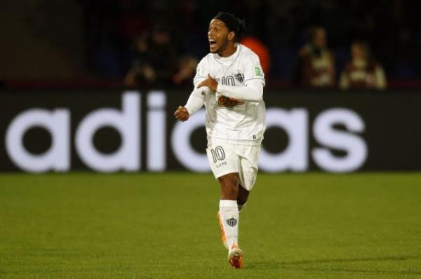 Ronaldinho Beikta`ta daha ne olsuuuuunnnnnn :))