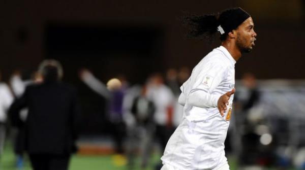 Adam diyo ki, ya tamam ronaldinho geldi abartmayn. Bak bak abartmayn diyor. Ronaldinho`ya diyor. Abartmayn diyor. RONALDINHO DYOR!!