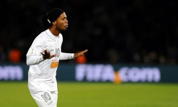 Dnsene Ronaldinho gelmi giymi ubuklu formay Veli`ye bakp Necip`e pas atyor. ldrrsn...
