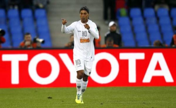 Adam yazm Ronaldinho bitmi tabi gelir diyor sanki Drogbay gs 22 yanda aldxD