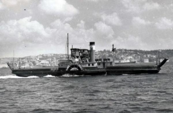 <p><b>NGLZLER ATI KALDI</b></p>  ngilizler bu tasarma hayran kald ve aknlklarn gizleyemedi. Alt dz, safras olmayan ve boken su zerinde olduka dengesiz kalan bu vapur ngiltere`den Boaz`a getirildiinde uzun yolculukta azda olsa batma tehlikesi geirdi.