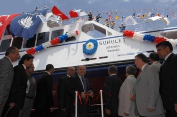 M. 4000`li yllarda Msr`da karmak sistemli tekneler yaplyordu bu yzden Msr dnya genelinde gemiciliin ana vatan olarak grlyor. Tekneler ilk zamanlarda sadece insan gcyle hareket ettirilebiliyordu ancak gn getike krek ve yelken gcyle hareket ettrilmeye baland. 1800`l yllara gelindiinde buharl makineye sahip tekneler, 1900`l yllara gelindiinde ise dizel motorlu tekneler deznilerde boy gstermeye balad.