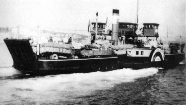 <p><b>LK ARABALI VAPURUN DOUU </b></p>  1860`l yllarda irket`i Hayriyye`nin bana, Hseyin Haki Efendi geldi. Boazda zellikle aralarn tanmasn kolaylatracak bir zm zerine uzun yllar dnen yeniliki ynetici Hseyin Haki en sonunda bulduu bir fikri irketin mimar Mehmet Usta`ya at ve gelitirmesini istedi. kisinin birlikte 1 yl boyunca almas sonucu; hem ileri hem de geri gidebilen, gvertesi dz, stnde insan tamaya uygun alan bulunan, her iki uta da kapaklar olan bir vapur tasarm ortaya kt ve izilen bu tasarm ngiltere`deki tersaneye gnderdiler.