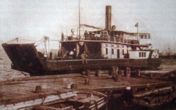 <p><b>TRKLER LK TEKNELERN GELTRD</b></p>  1400`l yllarda Ege adalarna yaylan ve o yllarda denizcilikte olduka yeni olan Trkler ksa zamanda kendine zgn teknelerini gelitirdi. Osmanl mparatorluu`nun altn anda dnyann en gl donanmasna sahip olan Trkler, `Karevela`dan `Boazii Olta Sandal`na kadar bir ok deniz tat tasarlad. 1800`l yllarda Boaz`n iki yakasnda tamaclk, yelken ve krek karm hareket etme gcne sahip basit kayklarla yaplyordu. 1840`l yllarda ise Tersane-i Amire`nin ufak tefek vapurlar Boaz`da tamaclk hizmeti vermeye balad. 1850`de ise `irket`i Hayriyye` kurularak daha byk vapurlarla stanbul halkna deniz tamacl hizmetine baland. `Halkn faydasna olan` anlamna gelen irket, ksa zamanda 10 vapurluk bir filoya kavutu.