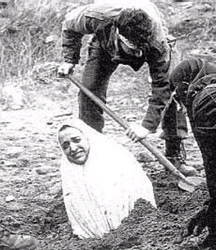 <b>Talama:</b> ran mahkemeleri bugn hala kamunun gz nnde talama cezas vermeye devam ediyor. Hakknda talanma hkm verilenler ceza uygulanmadan nce akl almaz ekilde krbalanyor. stelik cezalarn uygulanmas srasnda cinsiyete dayal farkllklar da gze arpyor. Eer hakknda hkm verilen bir kadn ise, mahkum nce boynuna kadar topraa gmlyor; talama cezas sonra uygulanyor. Talanan kadn mucizevi bir ekilde hayatta kalmay baarr ise sonrasnda hapis cezasna arptrlyor. Erkekler iinse talanma sreci biraz daha farkl iliyor. Ceza alan erkek talanmadan nce beline kadar gmlyor. Ancak eer suunu itiraf eder ya da kamay baarrsa serbest kalabiliyor.