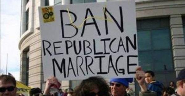 <b>Cumhuriyet Evlilii:</b> Cumhuriyet Evlilik bu listede en korkun lm olmayabilir, ama kesinlikle en ilgin olandr. Devrimci Fransa'da balamtr.Muthemelen yalar ayn olan bir kadn ve bir erkei plak bir ekilde yere yatrp birbirilerine balarlard ve klca doru komalar gerekirdi. Hatta baz durumlarda etrafta su bile bulunmuyordu.